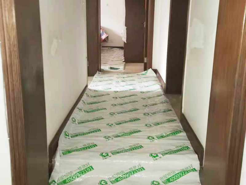 舊房客廳翻新：首先如果只是翻新墻面，地面就需要做好成品保護(hù)，這樣免得造成地面二次污染，老墻面的翻新處理的時(shí)候要注意將老墻面的原有裝修和裝飾都一并的清除。水泥層損壞，將損壞的墻面部分全部鏟除，之后再使用水泥進(jìn)行涂抹。墻面的底漆作用非常重要，具有防潮、保護(hù)墻面、提高墻面粉刷效果的作用。最后再刷乳膠漆，在進(jìn)行涂刷的時(shí)候也要從上到下順著一個(gè)方向進(jìn)行涂刷。