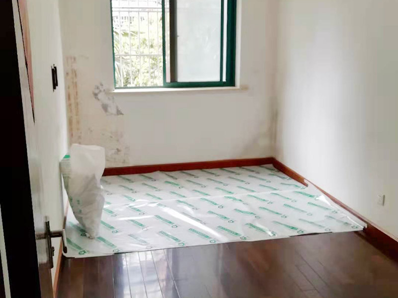 局部改造施工：首先將房屋內(nèi)家具搬走或者搬至不翻新的地方暫時保存，然后做好成品保護(hù)，然后更換舊的水路管線，按新設(shè)計(jì)的管線打洞、布管安裝，更換舊的電路，按新的設(shè)計(jì)要求開槽布線等。施工區(qū)域不同，就有不同的施工流程。