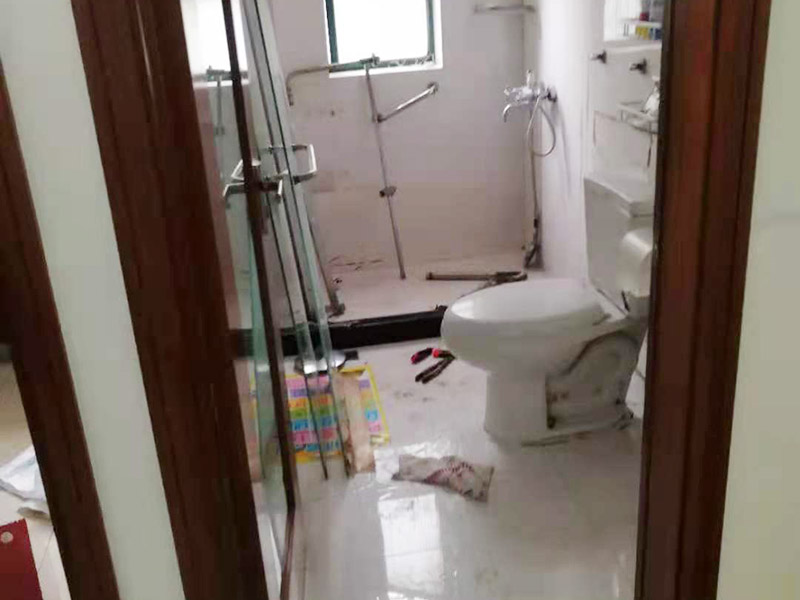 局部改造施工：首先將房屋內(nèi)家具搬走或者搬至不翻新的地方暫時保存，然后做好成品保護(hù)，然后更換舊的水路管線，按新設(shè)計(jì)的管線打洞、布管安裝，更換舊的電路，按新的設(shè)計(jì)要求開槽布線等。施工區(qū)域不同，就有不同的施工流程。