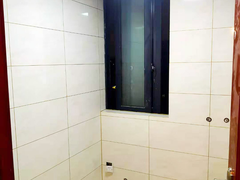 局部改造施工：首先將房屋內(nèi)家具搬走或者搬至不翻新的地方暫時保存，然后做好成品保護(hù)，然后更換舊的水路管線，按新設(shè)計(jì)的管線打洞、布管安裝，更換舊的電路，按新的設(shè)計(jì)要求開槽布線等。施工區(qū)域不同，就有不同的施工流程。