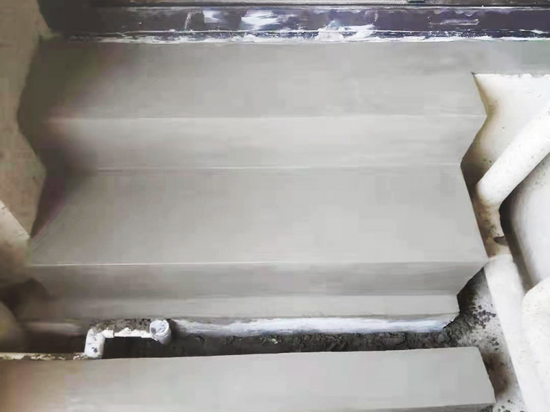 戶外磚砌水泥樓梯：先根據(jù)事先確定的弧度，在墻面上沿著弧度抹上水泥砂漿，沿著水泥砂漿，從里向外砌筑。水泥澆筑時(shí)間最好能達(dá)到3個(gè)月或者3個(gè)月以上，雖然水泥能在十幾天左右就能凝固，但是，水泥濕氣沒(méi)有全部揮發(fā)，再加上實(shí)木怕濕氣，所以，如果過(guò)早的全部封死，很容易返潮把踏板泡腐爛。