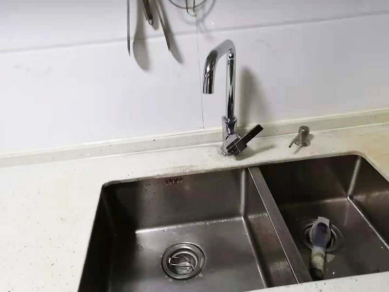 水槽臺盆打膠維修：把水池放好后，需在盆的四周畫上記號，并且把水池取下，接著再打玻璃膠即可。等玻璃較打好后，需要把盆放下去壓一下，并把多余的膠用刮板刮掉即可。當然，玻璃膠也可以替換成密封條，同樣具備防水作用。