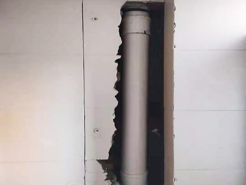 主排水管道維修更換：漏水的地方太大，建議換新水管，更換前要將整棟樓的水停下來(lái)，否則就會(huì)影響到后期的施工。更換的時(shí)候要將漏水的地方截掉，然后套上尺寸相同的新管，并用PVC膠水把連接處粘好。假如滲透的不嚴(yán)重，那么直接用PVC膠水粘結(jié)好，再拿防水布裹緊即可。