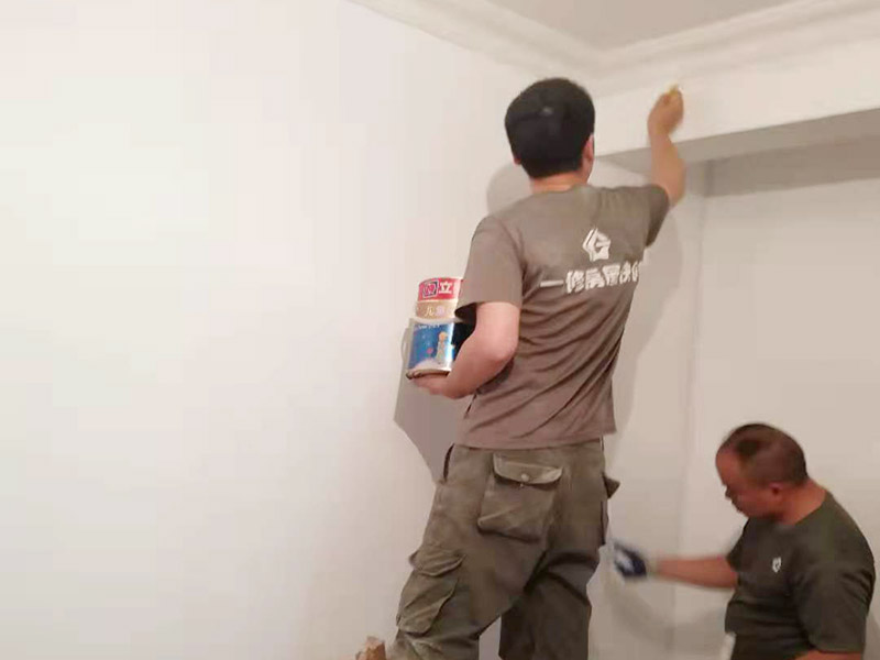 客廳墻面刷漆修補：首先檢查墻面問題點在哪里，找到問題逐步解決，如果發(fā)現(xiàn)墻體不夠堅實，墻面存在大裂縫等問題，應(yīng)該先對墻面進行處理。此時需要注意處理墻面的時候，膩子，膠水，涂料在施工的會后難免會對周圍已經(jīng)裝修好的成品造成影響，在施工前要做好成品的保護。清理好打磨后的膩子表面的浮塵被，就可以刷底漆了，底漆可以提高面漆的附著力、增加面漆的豐滿度、提供抗堿性、提供防腐功能等，使用底漆后面漆更易涂刷，減少了面漆的使用量。