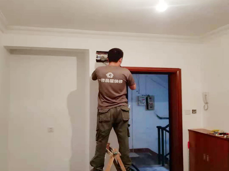 客廳墻面刷漆修補：首先檢查墻面問題點在哪里，找到問題逐步解決，如果發(fā)現(xiàn)墻體不夠堅實，墻面存在大裂縫等問題，應(yīng)該先對墻面進行處理。此時需要注意處理墻面的時候，膩子，膠水，涂料在施工的會后難免會對周圍已經(jīng)裝修好的成品造成影響，在施工前要做好成品的保護。清理好打磨后的膩子表面的浮塵被，就可以刷底漆了，底漆可以提高面漆的附著力、增加面漆的豐滿度、提供抗堿性、提供防腐功能等，使用底漆后面漆更易涂刷，減少了面漆的使用量。