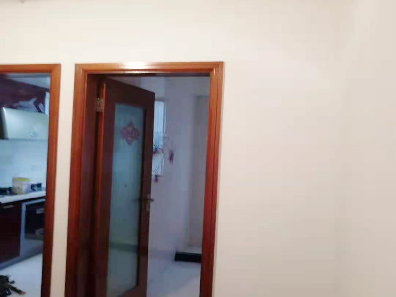 客廳墻面刷漆修補：首先檢查墻面問題點在哪里，找到問題逐步解決，如果發(fā)現(xiàn)墻體不夠堅實，墻面存在大裂縫等問題，應(yīng)該先對墻面進行處理。此時需要注意處理墻面的時候，膩子，膠水，涂料在施工的會后難免會對周圍已經(jīng)裝修好的成品造成影響，在施工前要做好成品的保護。清理好打磨后的膩子表面的浮塵被，就可以刷底漆了，底漆可以提高面漆的附著力、增加面漆的豐滿度、提供抗堿性、提供防腐功能等，使用底漆后面漆更易涂刷，減少了面漆的使用量。