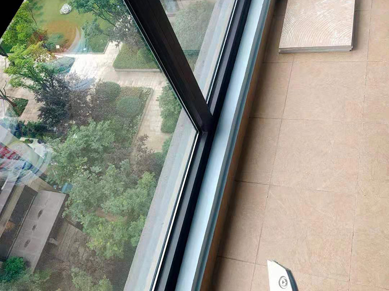 陽臺窗框找平刷白：陽臺漏水如果是窗戶與墻體之間的接縫過大，可以將原有的老化或破損的密封材料剔除，然后將基層處理干凈平整順直。對于窗戶與墻體較大的縫隙處用發(fā)泡膠填滿，內、外側及窗框、窗扇壓條必須打滿膠密封起來。