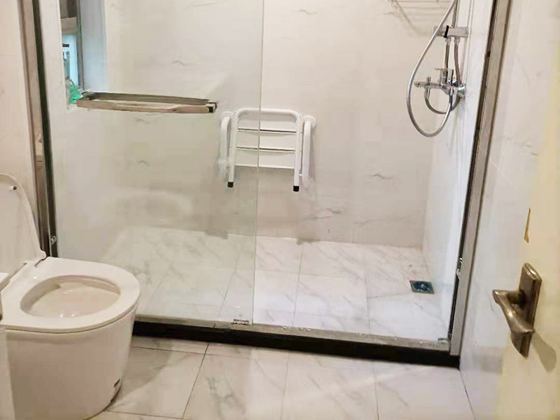 浴室防水裝修：首先就要把衛(wèi)生間的地平面整平。地面不平，在涂刷防水涂料的時候就可能會涂不均勻，又或是地面因?yàn)椴黄蕉菀琢验_，一般都是自地平面向上在墻面上涂刷30cm；淋浴房區(qū)就需要把防水涂料涂刷到180cm，這樣噴頭的水就不容易滲入墻內(nèi)，防水層涂刷好后，需要晾一段時間。為了讓防水層與墻面更好地融合在一起，以防止在之后的施工中對防水層造成破壞。