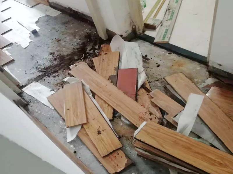 地板重新鋪貼：首先將原有的木地板或者瓷磚拆除掉，最好先從踢腳線開(kāi)始拆除，這樣比較方便拆一點(diǎn)。然后如果發(fā)現(xiàn)地面不平整的地方，再重新打磨平整后，最后再重新上地磚或是木地板來(lái)鋪貼。