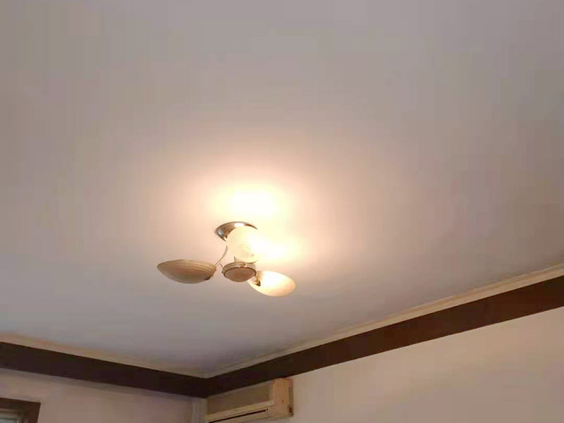 房屋天花板刷新：在施工之前要先將舊墻上的涂膜清理干凈，不能有殘留，并且要將頂上的膠痕清理干凈。同時(shí)在刷墻時(shí)要從上往下刷，先刷天花板，再刷墻面，但是在施工時(shí)要注意刷子的痕跡，不要縱橫交錯(cuò)，要保持均勻度。