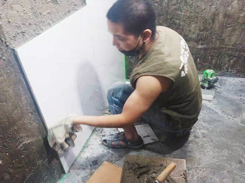 墻面貼磚施工：貼磚前對(duì)墻壁將進(jìn)行檢查，看墻壁是否有裂縫，做好修補(bǔ)，然后最好用水潤(rùn)濕墻壁，這在墻壁的瓷磚和墻壁之間是有益的更好的粘接。鋪貼墻磚時(shí)，必須先對(duì)墻磚和墻磚進(jìn)行測(cè)量和整理，這樣即規(guī)劃了位置，也保證墻磚鋪貼的美觀度。