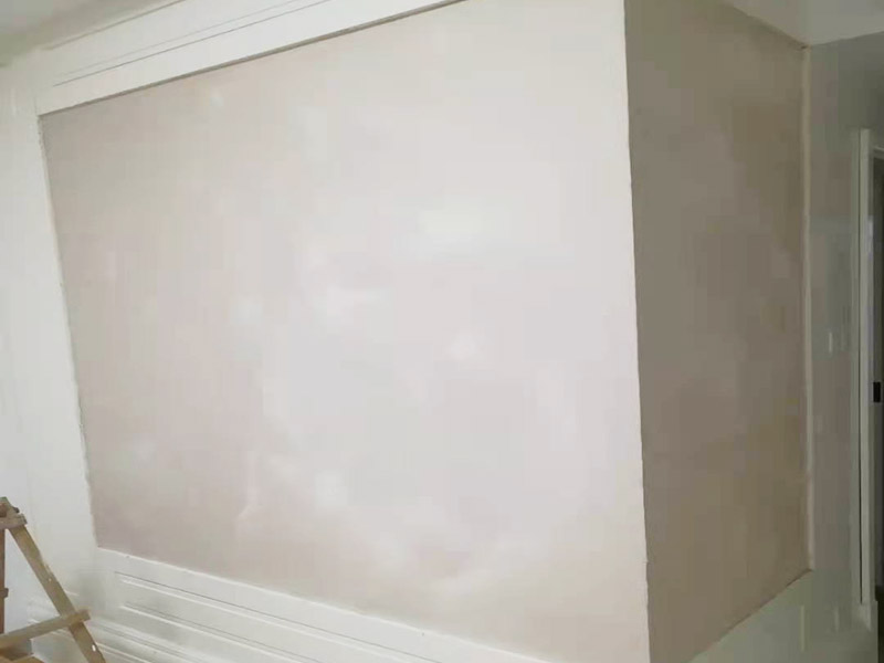 辦公室玻璃封石膏板：玻璃墻面后期做封閉處理，先把需要封閉的地方尺寸在木龍骨上做好好標(biāo)記，然后切割木龍骨、石膏板固定在玻璃周圍，打膠封邊再掛膩子找平，后面就與墻面粉刷差不多了。