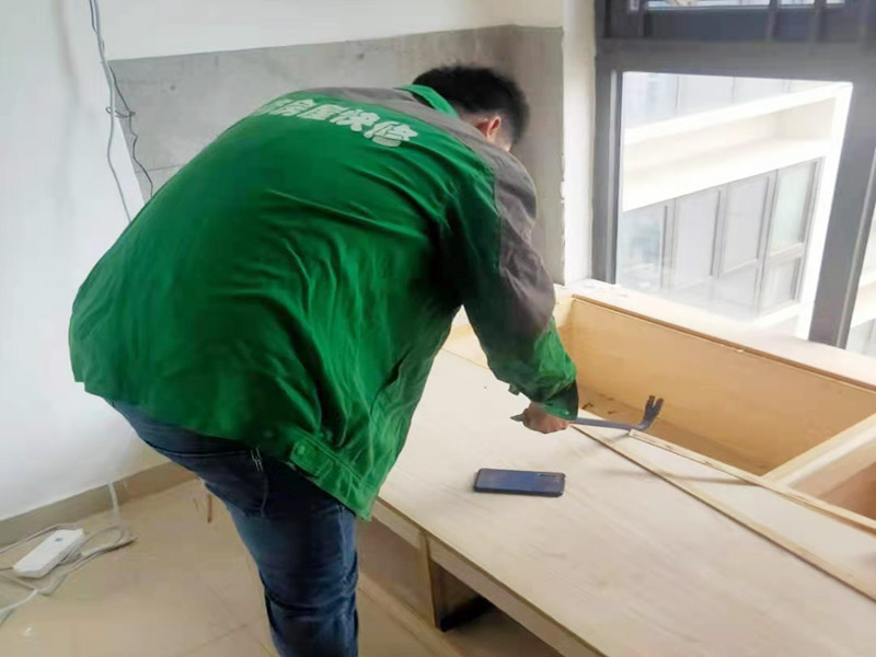 局部拆除維修：榻榻米的安裝是一個很講究工藝且相對較為復(fù)雜的過程，沒有專業(yè)人士的輔助，是根本裝不上的。只能安裝在固定的地方，所以后期如果有空間需要重新規(guī)劃只能拆除它，拆除時榻榻米可能就不能保證不損壞。