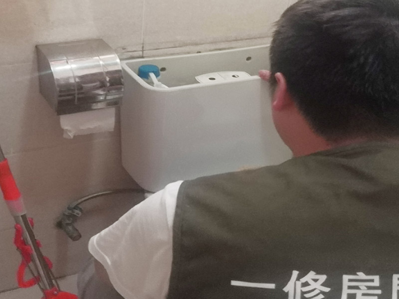 局部拆除維修：榻榻米的安裝是一個很講究工藝且相對較為復(fù)雜的過程，沒有專業(yè)人士的輔助，是根本裝不上的。只能安裝在固定的地方，所以后期如果有空間需要重新規(guī)劃只能拆除它，拆除時榻榻米可能就不能保證不損壞。