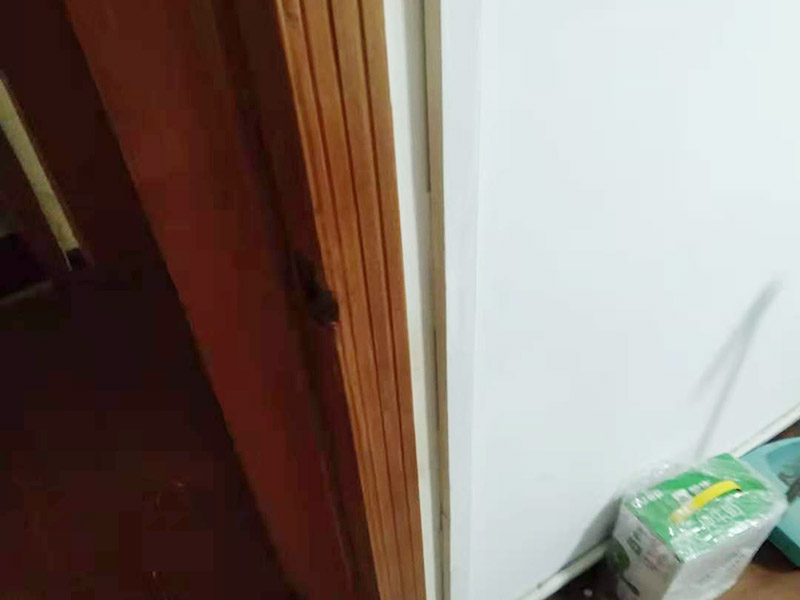 門框破損維修：首先將破損的洞清理干凈，用砂紙打磨一下除去污垢，將膩?zhàn)雍秃锰钤诳斩磧?nèi)，等膩?zhàn)痈珊笥蒙凹埓蚰ス饣?，或者速干膠干透的木渣也是打磨光滑，除去上邊的灰塵。然后使用修補(bǔ)膏或者油漆對(duì)修補(bǔ)平整光滑的膩?zhàn)由险{(diào)色，還原成與周圍一樣的色彩，用吹風(fēng)機(jī)快速吹干油漆。