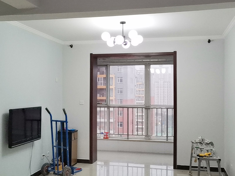 墻面空鼓掉皮維修：首先將空鼓部分敲掉，將涂料層除去，對墻面作找平處理，然后使用石膏基防霉耐水批土做墻面滿批后再刷一底二面的漆就可以了。重新進行墻面粉刷，粉刷時需要注意，需要在粉刷前一天將墻面濕潤。