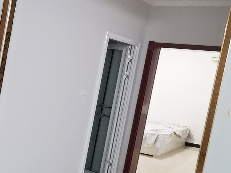 墻面空鼓掉皮維修：首先將空鼓部分敲掉，將涂料層除去，對墻面作找平處理，然后使用石膏基防霉耐水批土做墻面滿批后再刷一底二面的漆就可以了。重新進行墻面粉刷，粉刷時需要注意，需要在粉刷前一天將墻面濕潤。