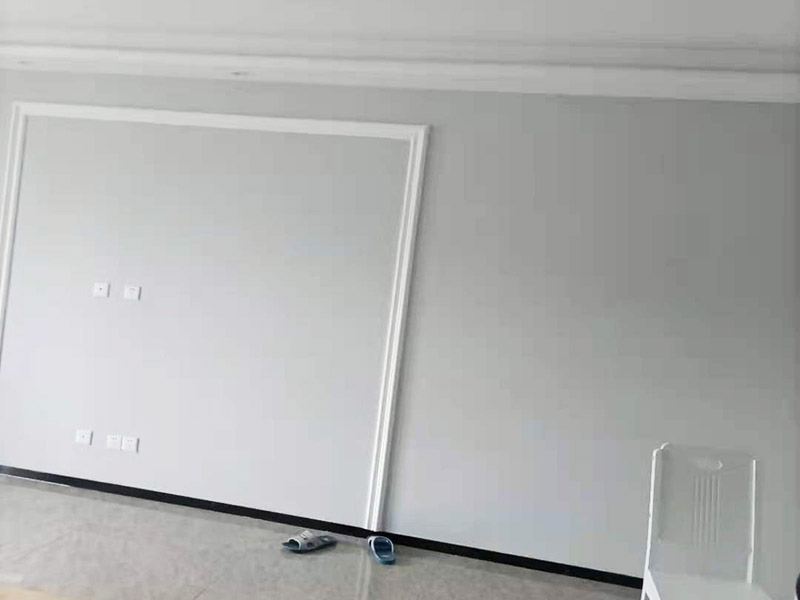 墻面乳膠漆翻新裝修：先將裝修表面上的灰塊、浮渣等雜物用開(kāi)刀鏟除，如表面有油污，應(yīng)用清洗劑和清水洗凈，干燥后再用棕刷將表面灰塵清掃干凈；膠皮刮板滿刮，要求橫向刮抹平整、均勻，待第一遍膩?zhàn)痈赏负?，用粗砂紙打磨平整。底漆一定要刷勻，乳膠漆建議兩底一面，這時(shí)噴乳膠漆必須將整面墻全部噴到位，這樣就可以達(dá)到翻新的效果，會(huì)有陳舊感