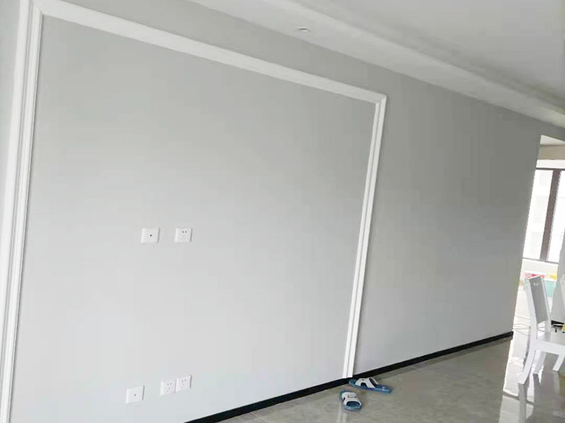 墻面乳膠漆翻新裝修：先將裝修表面上的灰塊、浮渣等雜物用開(kāi)刀鏟除，如表面有油污，應(yīng)用清洗劑和清水洗凈，干燥后再用棕刷將表面灰塵清掃干凈；膠皮刮板滿刮，要求橫向刮抹平整、均勻，待第一遍膩?zhàn)痈赏负?，用粗砂紙打磨平整。底漆一定要刷勻，乳膠漆建議兩底一面，這時(shí)噴乳膠漆必須將整面墻全部噴到位，這樣就可以達(dá)到翻新的效果，會(huì)有陳舊感