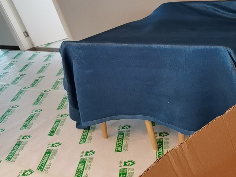 全屋地面家具成品保護(hù)：正確的施工順序應(yīng)該是搞好成品保護(hù)，地面鋪貼完成清潔干凈后，可以用厚一點(diǎn)的泡沫包裝膜，然后可以再加一層塑料膜，這樣就不至于損壞地磚了，也可以用保護(hù)膜，其效果與地板革相似。