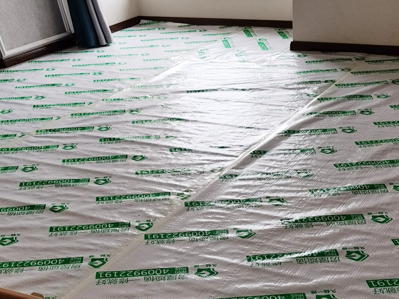 全屋地面家具成品保護(hù)：正確的施工順序應(yīng)該是搞好成品保護(hù)，地面鋪貼完成清潔干凈后，可以用厚一點(diǎn)的泡沫包裝膜，然后可以再加一層塑料膜，這樣就不至于損壞地磚了，也可以用保護(hù)膜，其效果與地板革相似。