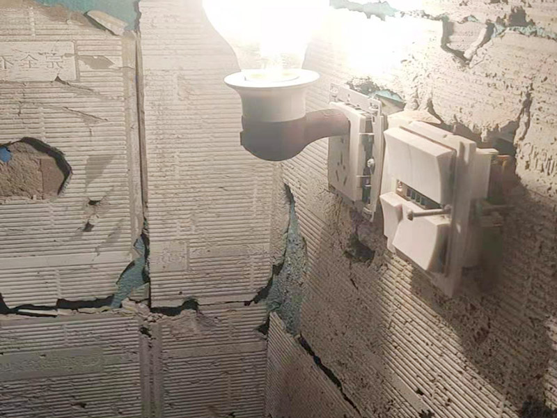 衛(wèi)生間墻磚拆除維修：衛(wèi)浴用具拆除后可以對墻面瓷磚進(jìn)行拆卸。敲磚是從墻體下方開始敲，從每塊瓷磚的邊緣開始敲。舊的防水層一般都不打掉，在敲磚后，在原有的防水層上面，再薄薄做一層防水，以提高衛(wèi)浴的防水能力。但如果需要把防水敲掉重新再做，就要敲磚需要打到批土層或打到見底。