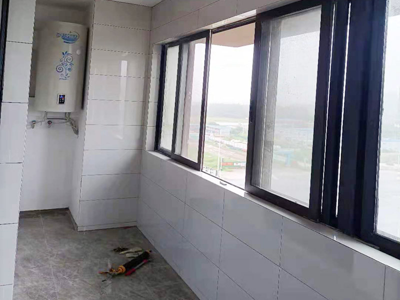 陽臺貼磚翻新：陽臺瓷磚尺寸的選擇還要根據(jù)家具的擺放進行選擇，同時封裝陽臺和不封裝陽臺的選用也是不一樣的。如果是封裝的陽臺，和室內(nèi)打通之后，可以選擇與室內(nèi)一樣的瓷磚。如果陽臺不封裝，可以使用防水性能好的瓷磚，如果需要在陽臺晾衣服，便應(yīng)以防滑地磚為首選。