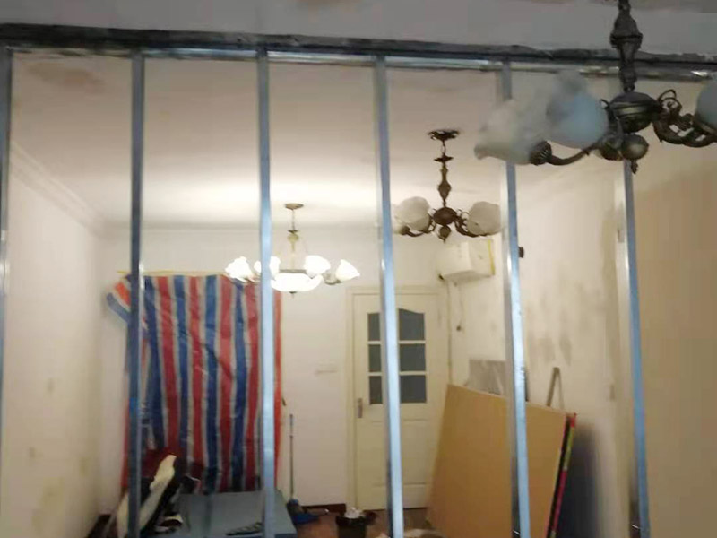 隔斷裝飾安裝維修：隔斷不僅可以起到隔斷空間的作用，讓空間相對(duì)獨(dú)立，同時(shí)更是家中一道靚麗的風(fēng)景線，起到更好的裝飾效果，甚至是以實(shí)用性為主來(lái)增加儲(chǔ)物空間。隔斷分多種，硬隔斷是直接一堵墻或者柜子擋住作為隔斷，通透性較差；軟隔斷是有物品遮擋，但是并不遮擋視線，通透性比較高。 玻璃的通透性不會(huì)影響空間的采光效果，在視覺(jué)上還有拉伸空間的效果。小巧的體積不會(huì)占據(jù)太多空間，拆除時(shí)對(duì)空間的損害也非常小。