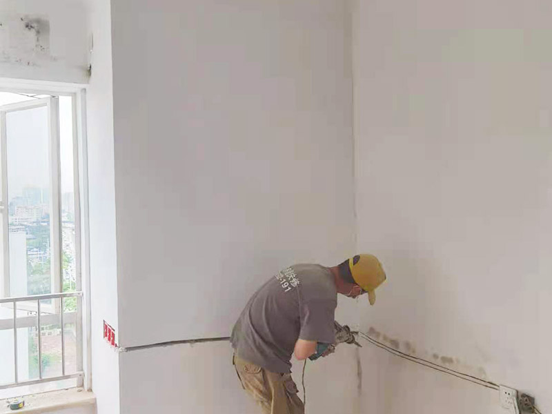 電路開槽移位維修：電路線路開槽深度應(yīng)一致，槽線頂直，應(yīng)先在墻面彈出控制線后，再用云石機(jī)切割墻面，人工開槽。線路安裝時(shí)必須加護(hù)線套管，套管連接應(yīng)緊密、平順，直角拐角處應(yīng)將角內(nèi)側(cè)切開，切口一側(cè)切圓弧形接口后，折彎安裝。