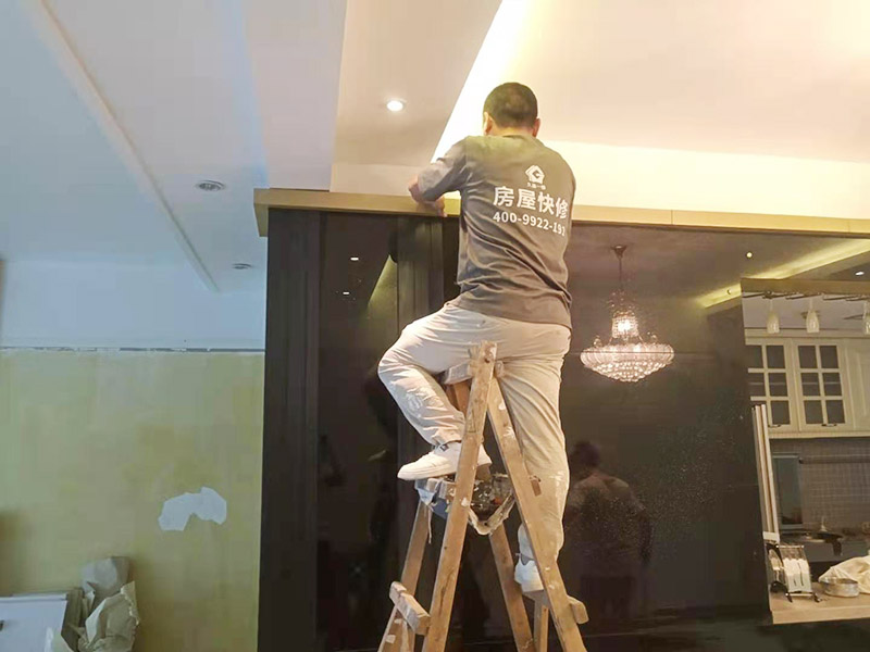 拆除舊墻體表面附著物是二次裝修中必須進(jìn)行的一項(xiàng)工作，一般包括墻面原有乳膠漆和膩?zhàn)訉拥溺P除、原有木裝修、原有其它表面裝飾物如壁紙等的拆除等。