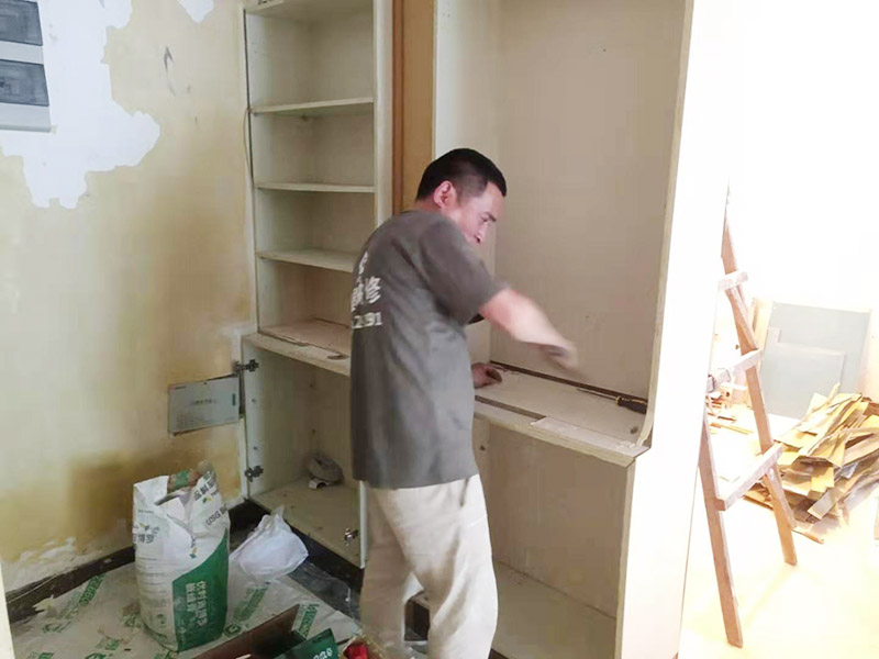 局部拆除裝修施工：主體拆改的過(guò)程中原材料的去留也是一個(gè)大問(wèn)題，這在拆改前期就需要最好必須的準(zhǔn)備，可以直接使用的材料也可以保留下來(lái)，這樣可以有效回收利用并且可以節(jié)省開(kāi)支。主體拆改變動(dòng)越大、所需要的工期就越長(zhǎng)，材料越高檔，相對(duì)價(jià)格就越高。