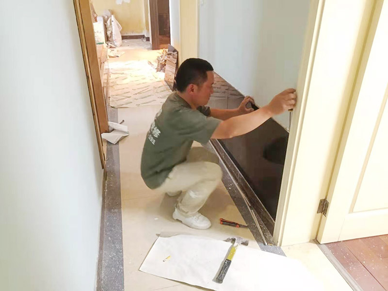 局部拆除裝修施工：主體拆改的過(guò)程中原材料的去留也是一個(gè)大問(wèn)題，這在拆改前期就需要最好必須的準(zhǔn)備，可以直接使用的材料也可以保留下來(lái)，這樣可以有效回收利用并且可以節(jié)省開(kāi)支。主體拆改變動(dòng)越大、所需要的工期就越長(zhǎng)，材料越高檔，相對(duì)價(jià)格就越高。