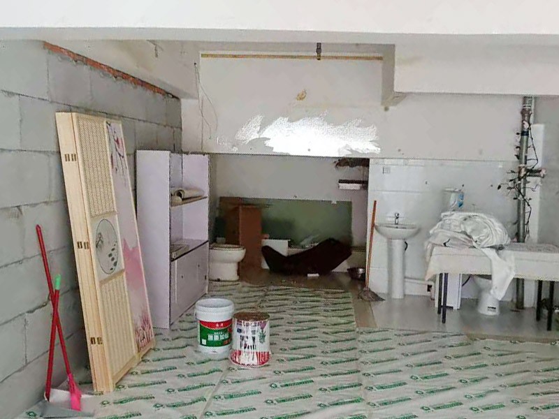 客廳石膏板隔斷安裝：石膏板宜豎向鋪設(shè)，首先確定龍骨上下兩端的方向，盡量使穿線孔對齊。同時記得豎龍骨的長度尺寸，按現(xiàn)場實(shí)測尺寸為準(zhǔn);接著豎龍骨安裝就位后，保證垂直。注意輕鋼龍骨用專用防銹自攻螺釘固定并用電動螺絲槍一次打入并擰緊；石膏板安裝時應(yīng)從板的中部向板的四邊固定。最后接縫處理使用廠家配套供應(yīng)的接縫用嵌縫膏和接縫帶。石膏板與周圍墻或柱要留有3mm的槽口，以便進(jìn)行防開裂處理。注意不可用滿批膩?zhàn)哟媲犊p膩?zhàn)印? width=