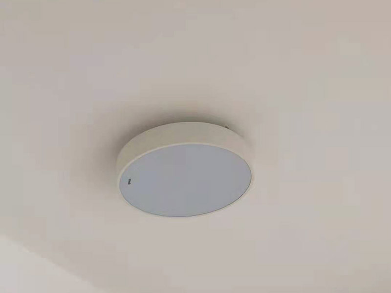 首先要做的就是確定燈安裝的位置，這樣就避免在墻面打完孔卻發(fā)現(xiàn)不是想象中的位置，安裝時有多個吊燈，就應注意它們的位置、長短關系，可在安裝頂棚的同時安裝吊燈，這樣可以以吊頂擱柵為依據(jù)，調整燈的位置和高低。