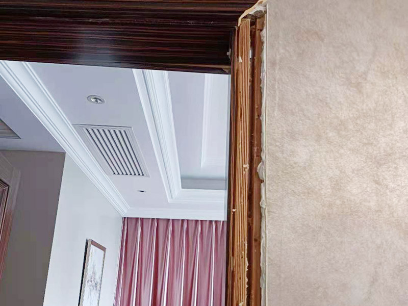 接著在空洞的地方,使用廢舊的報紙?zhí)顚?shí),這樣內(nèi)部也有填充,打上玻璃膠。最后用門檻石同型號的石材,安裝上去,就可以了。