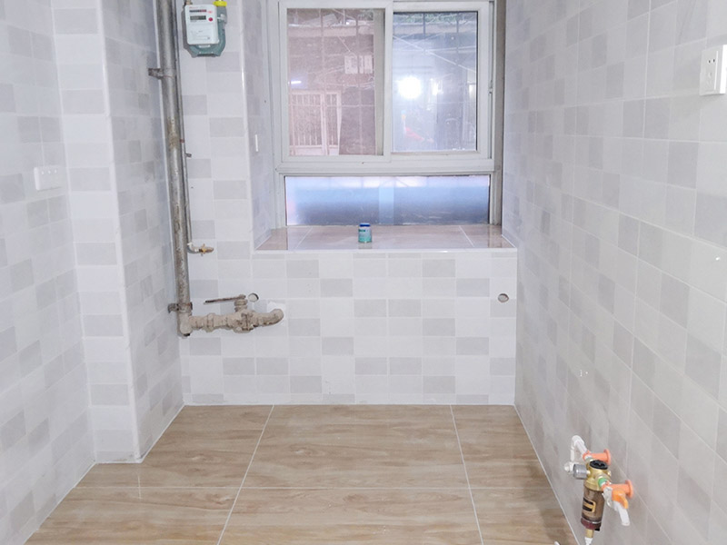 廚衛(wèi)改造裝修：舊廚房與舊衛(wèi)生間的內(nèi)部結(jié)構(gòu)相對(duì)都要復(fù)雜一些，廚房與衛(wèi)生間是一個(gè)家庭經(jīng)常使用的區(qū)域，需要看各種管道原來(lái)的位置是否合適，如不合適需要改動(dòng)，要出房屋圖紙交給裝修公司，由施工隊(duì)按圖紙進(jìn)行必要的改造。而且拆除過(guò)程中不可避免的會(huì)損壞瓷磚，避免房屋其他區(qū)域二次污染，一定要做好成品保護(hù)。