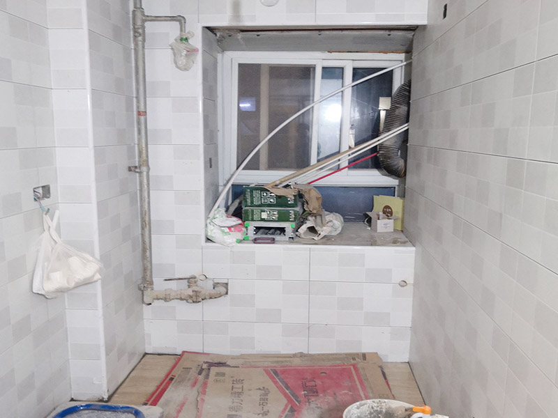 廚衛(wèi)改造裝修：舊廚房與舊衛(wèi)生間的內(nèi)部結(jié)構(gòu)相對(duì)都要復(fù)雜一些，廚房與衛(wèi)生間是一個(gè)家庭經(jīng)常使用的區(qū)域，需要看各種管道原來(lái)的位置是否合適，如不合適需要改動(dòng)，要出房屋圖紙交給裝修公司，由施工隊(duì)按圖紙進(jìn)行必要的改造。而且拆除過(guò)程中不可避免的會(huì)損壞瓷磚，避免房屋其他區(qū)域二次污染，一定要做好成品保護(hù)。