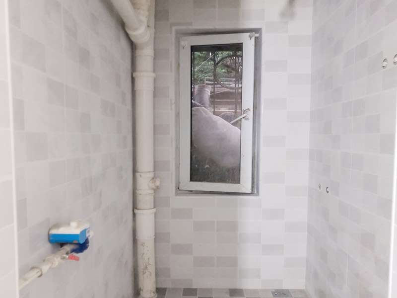 廚衛(wèi)改造裝修：舊廚房與舊衛(wèi)生間的內(nèi)部結(jié)構(gòu)相對(duì)都要復(fù)雜一些，廚房與衛(wèi)生間是一個(gè)家庭經(jīng)常使用的區(qū)域，需要看各種管道原來(lái)的位置是否合適，如不合適需要改動(dòng)，要出房屋圖紙交給裝修公司，由施工隊(duì)按圖紙進(jìn)行必要的改造。而且拆除過(guò)程中不可避免的會(huì)損壞瓷磚，避免房屋其他區(qū)域二次污染，一定要做好成品保護(hù)。