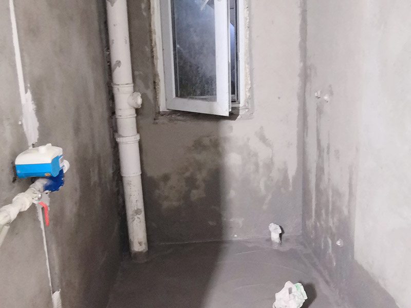 廚衛(wèi)改造裝修：舊廚房與舊衛(wèi)生間的內(nèi)部結(jié)構(gòu)相對(duì)都要復(fù)雜一些，廚房與衛(wèi)生間是一個(gè)家庭經(jīng)常使用的區(qū)域，需要看各種管道原來(lái)的位置是否合適，如不合適需要改動(dòng)，要出房屋圖紙交給裝修公司，由施工隊(duì)按圖紙進(jìn)行必要的改造。而且拆除過(guò)程中不可避免的會(huì)損壞瓷磚，避免房屋其他區(qū)域二次污染，一定要做好成品保護(hù)。