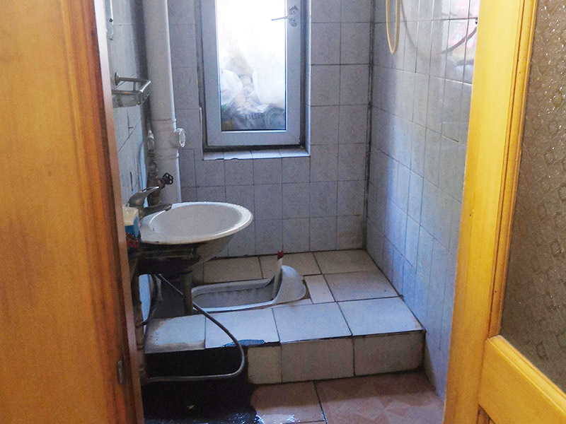 廚衛(wèi)改造裝修：舊廚房與舊衛(wèi)生間的內(nèi)部結(jié)構(gòu)相對(duì)都要復(fù)雜一些，廚房與衛(wèi)生間是一個(gè)家庭經(jīng)常使用的區(qū)域，需要看各種管道原來(lái)的位置是否合適，如不合適需要改動(dòng)，要出房屋圖紙交給裝修公司，由施工隊(duì)按圖紙進(jìn)行必要的改造。而且拆除過(guò)程中不可避免的會(huì)損壞瓷磚，避免房屋其他區(qū)域二次污染，一定要做好成品保護(hù)。