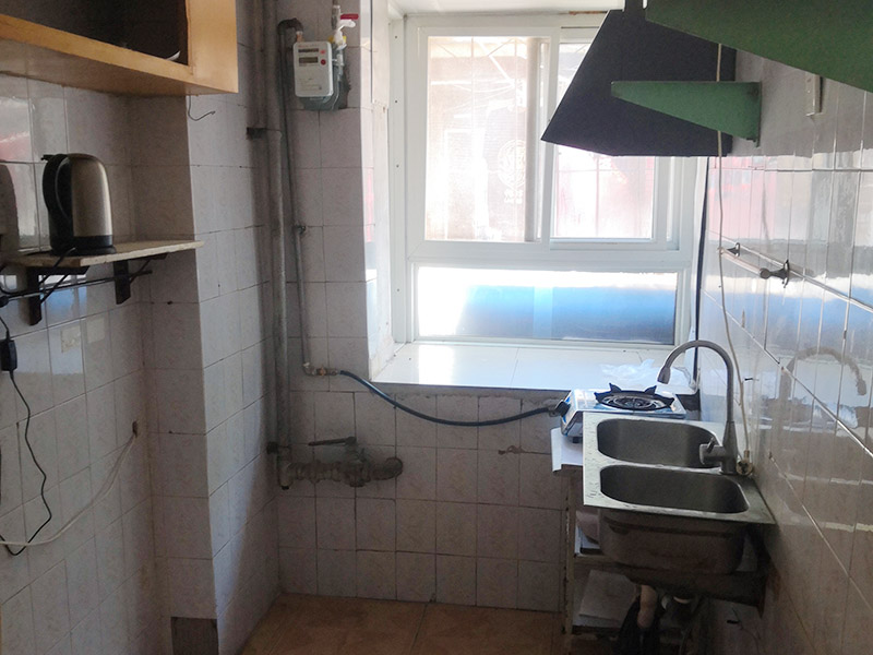 廚衛(wèi)改造裝修：舊廚房與舊衛(wèi)生間的內(nèi)部結(jié)構(gòu)相對(duì)都要復(fù)雜一些，廚房與衛(wèi)生間是一個(gè)家庭經(jīng)常使用的區(qū)域，需要看各種管道原來(lái)的位置是否合適，如不合適需要改動(dòng)，要出房屋圖紙交給裝修公司，由施工隊(duì)按圖紙進(jìn)行必要的改造。而且拆除過(guò)程中不可避免的會(huì)損壞瓷磚，避免房屋其他區(qū)域二次污染，一定要做好成品保護(hù)。