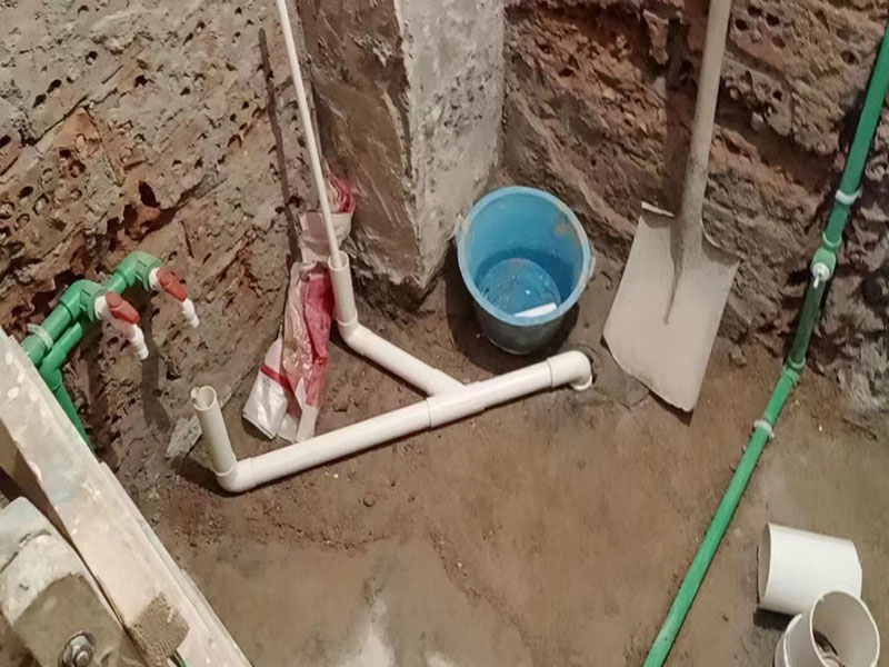 小編今天帶大家看看金華市義烏市衛(wèi)生間拆除重新裝修的案例，此案例地址是義烏市橋西街橋西小區(qū)；客戶是金華市本地的，所以選擇金華市本地專業(yè)裝修維修的公司，客戶做完后好評(píng)到：找的一修做的衛(wèi)生間拆除重新裝修，我挺滿意的，師傅效率也高，很專業(yè)，前前后后大概就是花了近半個(gè)月，性價(jià)比很不錯(cuò)，全程溝通也很融洽，下次再有其他維修裝修的話，還是會(huì)找一修師傅來(lái)做！金華市義烏市衛(wèi)生間拆除重新裝修中途如果發(fā)現(xiàn)其他房屋問(wèn)題，都可以找我們解決。我們還可以在衛(wèi)生間拆除重新裝修施工時(shí)可以選擇整裝還是局裝，或者是可以選擇先服務(wù)后付款的付款方式等，如果您還有其他需求也可以到我們官網(wǎng)上查看更多的關(guān)于金華市其他墻面修補(bǔ)翻新，房屋全屋裝修，各類安裝等施工案例。