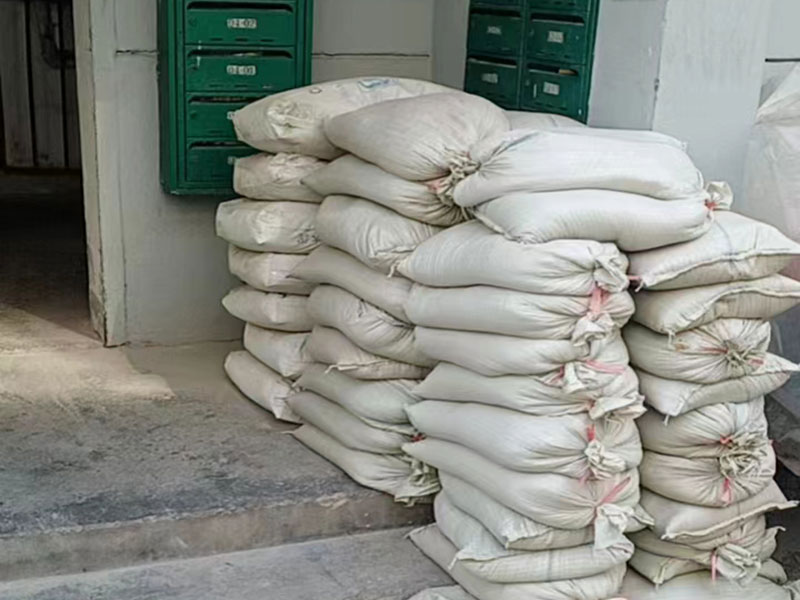 小編今天帶大家看看金華市義烏市衛(wèi)生間拆除重新裝修的案例，此案例地址是義烏市橋西街橋西小區(qū)；客戶是金華市本地的，所以選擇金華市本地專業(yè)裝修維修的公司，客戶做完后好評(píng)到：找的一修做的衛(wèi)生間拆除重新裝修，我挺滿意的，師傅效率也高，很專業(yè)，前前后后大概就是花了近半個(gè)月，性價(jià)比很不錯(cuò)，全程溝通也很融洽，下次再有其他維修裝修的話，還是會(huì)找一修師傅來(lái)做！金華市義烏市衛(wèi)生間拆除重新裝修中途如果發(fā)現(xiàn)其他房屋問(wèn)題，都可以找我們解決。我們還可以在衛(wèi)生間拆除重新裝修施工時(shí)可以選擇整裝還是局裝，或者是可以選擇先服務(wù)后付款的付款方式等，如果您還有其他需求也可以到我們官網(wǎng)上查看更多的關(guān)于金華市其他墻面修補(bǔ)翻新，房屋全屋裝修，各類安裝等施工案例。