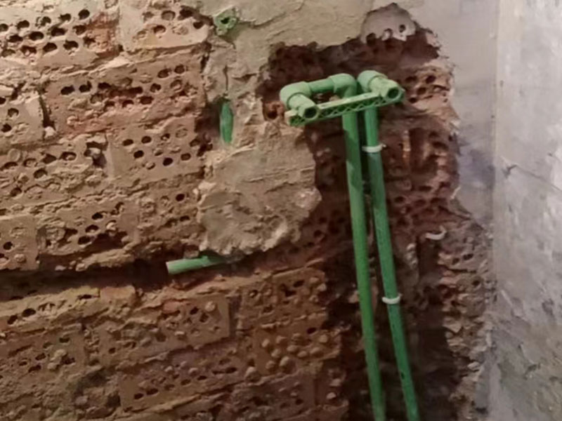 小編今天帶大家看看金華市義烏市衛(wèi)生間拆除重新裝修的案例，此案例地址是義烏市橋西街橋西小區(qū)；客戶是金華市本地的，所以選擇金華市本地專業(yè)裝修維修的公司，客戶做完后好評(píng)到：找的一修做的衛(wèi)生間拆除重新裝修，我挺滿意的，師傅效率也高，很專業(yè)，前前后后大概就是花了近半個(gè)月，性價(jià)比很不錯(cuò)，全程溝通也很融洽，下次再有其他維修裝修的話，還是會(huì)找一修師傅來(lái)做！金華市義烏市衛(wèi)生間拆除重新裝修中途如果發(fā)現(xiàn)其他房屋問(wèn)題，都可以找我們解決。我們還可以在衛(wèi)生間拆除重新裝修施工時(shí)可以選擇整裝還是局裝，或者是可以選擇先服務(wù)后付款的付款方式等，如果您還有其他需求也可以到我們官網(wǎng)上查看更多的關(guān)于金華市其他墻面修補(bǔ)翻新，房屋全屋裝修，各類安裝等施工案例。