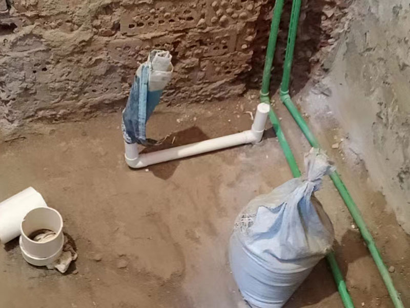 小編今天帶大家看看金華市義烏市衛(wèi)生間拆除重新裝修的案例，此案例地址是義烏市橋西街橋西小區(qū)；客戶是金華市本地的，所以選擇金華市本地專業(yè)裝修維修的公司，客戶做完后好評(píng)到：找的一修做的衛(wèi)生間拆除重新裝修，我挺滿意的，師傅效率也高，很專業(yè)，前前后后大概就是花了近半個(gè)月，性價(jià)比很不錯(cuò)，全程溝通也很融洽，下次再有其他維修裝修的話，還是會(huì)找一修師傅來(lái)做！金華市義烏市衛(wèi)生間拆除重新裝修中途如果發(fā)現(xiàn)其他房屋問(wèn)題，都可以找我們解決。我們還可以在衛(wèi)生間拆除重新裝修施工時(shí)可以選擇整裝還是局裝，或者是可以選擇先服務(wù)后付款的付款方式等，如果您還有其他需求也可以到我們官網(wǎng)上查看更多的關(guān)于金華市其他墻面修補(bǔ)翻新，房屋全屋裝修，各類安裝等施工案例。