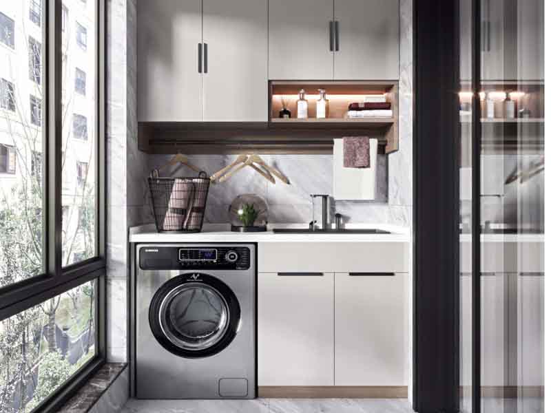 我們平時接觸到的公寓樓裝修中，對于陽臺應(yīng)不應(yīng)該封起來這個問題，每個人都有自己的想法，今天我們從陽臺不封怎么避免飄雨，不封陽臺又安全的方法，經(jīng)濟(jì)實惠的封陽臺辦法這3方面來討論一下，看看陽臺到底需不需要封起來，  陽臺不封怎么避免飄雨  解決陽臺飄雨的問題，普遍的辦法是安裝遮雨棚，家用的遮雨棚不僅可以防曬，還可以阻擋一部分雨水進(jìn)屋內(nèi)，不過遇到刮風(fēng)下雨的天氣時，不太實用了。建議選擇用一體式的陽臺簾子，晴天可以把簾子拉起來，暴雨天的時候把簾子放下來也不用擔(dān)心雨水進(jìn)入到屋內(nèi)。  不封陽臺又安全的方法  很多家庭選項把陽臺封起來的理由是擔(dān)心不安全，其實不封陽臺又安全的方法也很簡單，選擇在陽臺安裝落地窗，可以同時兼顧安全和通風(fēng)的兩方面，也不用擔(dān)心暴雨天會飄雨進(jìn)屋內(nèi)。而且從另一方面，也可以讓室內(nèi)的采光度更好，提升房屋居住的幸福度。  經(jīng)濟(jì)實惠的封陽臺辦法  目前我們生活中常常見到的封陽臺的辦法是，用塑鋼窗把陽臺包進(jìn)來，不過由于塑鋼容易變形和老化，所以壽命較短。斷橋鋁合金窗戶不同了，不僅隔音和保溫性好，還更能穩(wěn)固，而且使用壽命長，是眾多封陽臺材料中性價比高的材料。  通過以上陽臺不封怎么避免飄雨，不封陽臺又安全的方法，經(jīng)濟(jì)實惠的封陽臺辦法三方面的討論，相信你對陽臺到底有沒有需要封起來這個問題也有了自己的看法，希望可以幫到你哦。