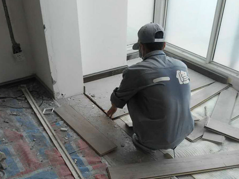 說起清水房裝修技巧，網(wǎng)上關(guān)于清水房裝修技巧的介紹非常多，清水房裝修技巧是很多網(wǎng)民非常關(guān)心和議論的話題；益修快裝公司提供清水房裝修服務(wù)，免費量房設(shè)計，先裝修后付款；提供清水房衛(wèi)生間裝修、清水房廚房修補、清水房廁所翻修、清水房臥室改造、清水房客廳翻新、清水房陽臺設(shè)計、清水房榻榻米維修、清水房背景墻粉刷等，以下是小編收集整理的清水房裝修技巧,新房屋裝修需要注意什么問題？等信息，請往下看。  新房屋裝修需要注意什么問題  1、裝修前，好先做個裝修計劃。例如，在墻上先預(yù)留出需要的插座的位置，好是既有兩頭又有三頭的那種，以免裝修后才發(fā)現(xiàn)插座不夠用。 2、裝修材料一定要到正規(guī)的廠家去購買，而且好購買那種比較環(huán)保的裝修材料，千萬不要圖便宜，去一些小廠家買。 3、裝修完成后，好不要馬上入住，先開窗透透氣，順便把噴漆時產(chǎn)生的氣體、氣味，都散發(fā)出去，再入住。 4、裝修完成后，可以在室內(nèi)擺點吸收有害氣體的花草。因為即使是所謂的綠色環(huán)保漆，也不可能沒有一點有害氣體。