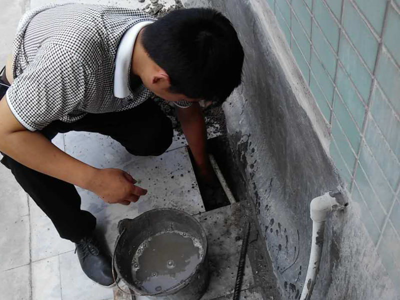 說起清水房出租怎么裝修，網(wǎng)上關(guān)于清水房出租怎么裝修的介紹非常多，清水房出租怎么裝修是很多網(wǎng)民非常關(guān)心和議論的話題；益修快裝公司提供清水房裝修服務(wù)，免費(fèi)量房設(shè)計(jì)，先裝修后付款；提供清水房衛(wèi)生間裝修、清水房廚房修補(bǔ)、清水房廁所翻修、清水房臥室改造、清水房客廳翻新、清水房陽臺(tái)設(shè)計(jì)、清水房榻榻米維修、清水房背景墻粉刷等，以下是小編收集整理的清水房出租怎么裝修,出租房如何裝修 簡單裝修控制成本？等信息，請往下看。  出租房如何裝修 簡單裝修控制成本  出租房裝修一般都是想要經(jīng)濟(jì)適用的裝修，下面說幾個(gè)比較重要的點(diǎn)，做好這些能裝出溫馨上檔次的出租房 1.地板貼。很多出租房年代久遠(yuǎn)，地板破爛不堪。在淘寶上買幾卷地板貼行了，幾塊錢一平，很好操作，木紋質(zhì)感的地板貼溫馨感爆棚！ 2.關(guān)于刷墻。墻面也是影響出租房顏值的關(guān)鍵，如果時(shí)間允許，可以在入住前刷一遍。所需工具：砂紙、滾筒、板刷、膩?zhàn)?。刷墻前一定要鏟墻皮，或者用竹枝掃帚把墻上突出或即將脫落的水泥塊清除，刷墻的時(shí)候不要來回滾動(dòng)，一次性拉一道線好了。 3.窗簾。建議窗簾好是實(shí)用至上，淘寶某些輕飄飄的紗窗簾一丟丟都不擋光，嚴(yán)重妨礙睡懶覺，所以建議買遮光型的。有條件的話，好自己置辦，房間原來的窗簾一般來說肯定用了很久，上面都是灰塵和螨蟲。 4.溫暖小物件。家里放些小物件會(huì)非常溫馨，比如懶人沙發(fā)、床邊毯、床頭畫、落地?zé)?、小綠植等，非常有氛圍。