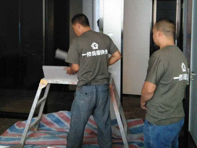 說(shuō)起毛坯房裝修電話，網(wǎng)上關(guān)于毛坯房裝修電話的介紹非常多，毛坯房裝修電話是很多網(wǎng)民非常關(guān)心和議論的話題；益修快裝公司提供毛坯房裝修服務(wù)，免費(fèi)量房設(shè)計(jì)，先裝修后付款；提供現(xiàn)代簡(jiǎn)約風(fēng)格毛坯房裝修、歐式風(fēng)格毛坯房裝修、新中式風(fēng)格毛坯房裝修、后現(xiàn)代風(fēng)格毛坯房裝修、美式風(fēng)格毛坯房裝修、地中海毛坯房裝修、北歐毛坯房裝修、簡(jiǎn)歐毛坯房裝修、田園毛坯房裝修、美式毛坯房裝修等，以下是小編收集整理的毛坯房裝修電話,毛坯房開(kāi)始裝修如何接電源，毛坯房開(kāi)始裝修如何接電源？等信息，請(qǐng)往下看。  毛坯房開(kāi)始裝修如何接電源，毛坯房開(kāi)始裝修如何接電源  毛坯房裝修第一步：測(cè)量在工人進(jìn)場(chǎng)之前，好將家里的角角落落親自測(cè)量一遍，拿筆尺記下來(lái)，標(biāo)清楚，一定一定不要偷懶。測(cè)量的內(nèi)容主要包括： 1. 明確裝修過(guò)程涉及的面積。特別是貼磚面積、墻面漆面積、壁紙面積、地板面積; 2.明確主要墻面尺寸。特別是以后需要設(shè)計(jì)擺放家具的墻面尺寸。毛坯房裝修第二步：主體拆改主體拆改是毛坯房裝修先上的一個(gè)項(xiàng)目，主要包括拆墻、砌墻、鏟墻皮、拆暖氣、換塑鋼窗等等。拆改完的垃圾，要及時(shí)清理出去，保證室內(nèi)清潔，也是為了方便施工。毛坯房裝修第三步：水電改造水電改造，沒(méi)有后悔藥吃。磚上了墻、吊頂一封上，再想加插座可難了。所以，毛坯房裝修前一定要確定好開(kāi)關(guān)、燈具、臺(tái)盆、浴缸、洗衣機(jī)等的具體位置。水電改造前，廚柜設(shè)計(jì)師應(yīng)上門(mén)進(jìn)行第一次測(cè)量，幫你確定好電源、水路的改造方案。熱水器，也好派人來(lái)根據(jù)你所確定的型號(hào)，設(shè)計(jì)好電源、接口的位置。