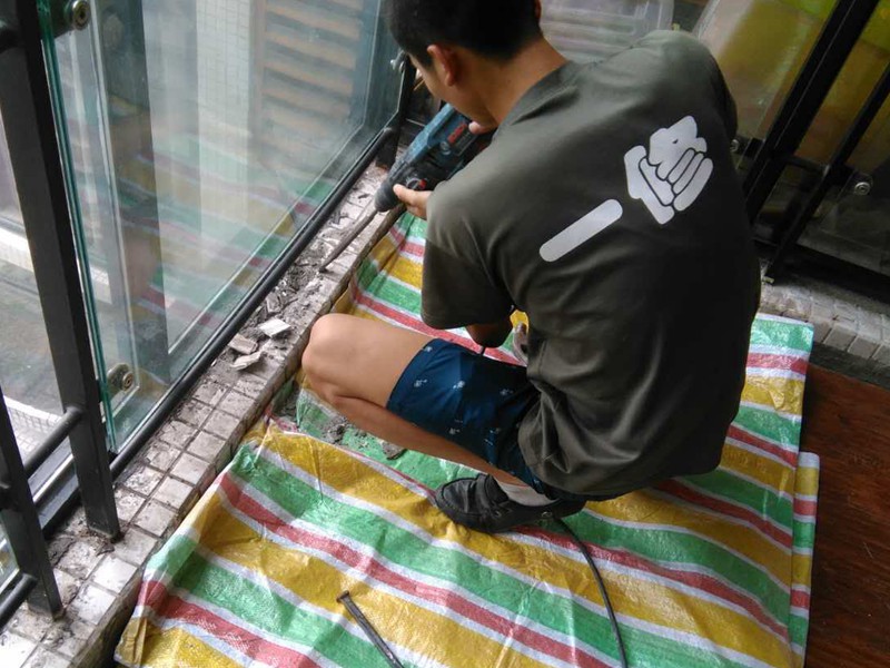 鋁合金門窗修理,為保證鋁合金門窗的使用壽命，介紹幾點(diǎn)應(yīng)對(duì)其進(jìn)行必要的維護(hù)和保養(yǎng)